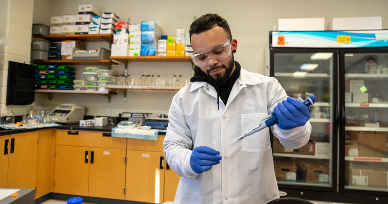 ake Peluso-Vargas is the first student in the Department of Medical and Molecular Sciences to complete a master’s degree starting at a community college. 