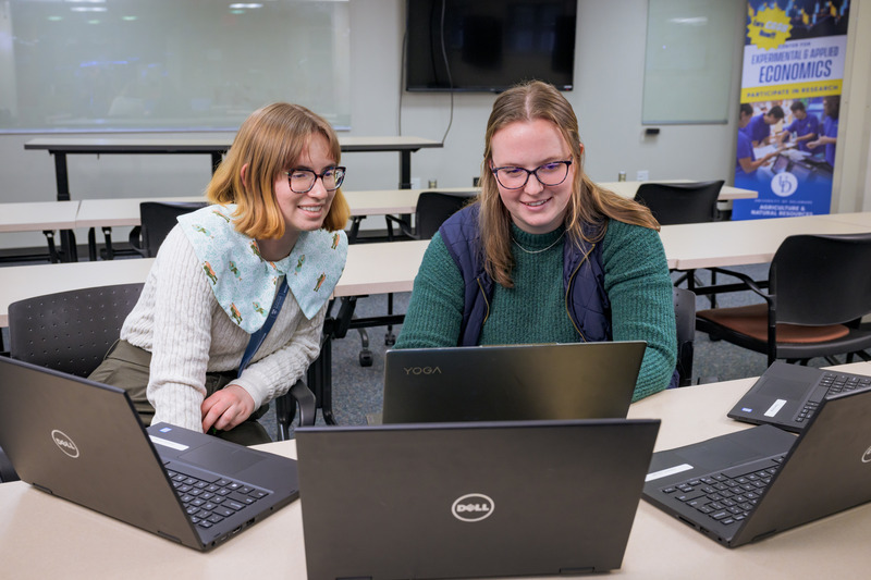 Laura Taylor works with undergraduate student Emma Abrams at UD’s Center for Experimental and Applied Economics (CEAE). 
