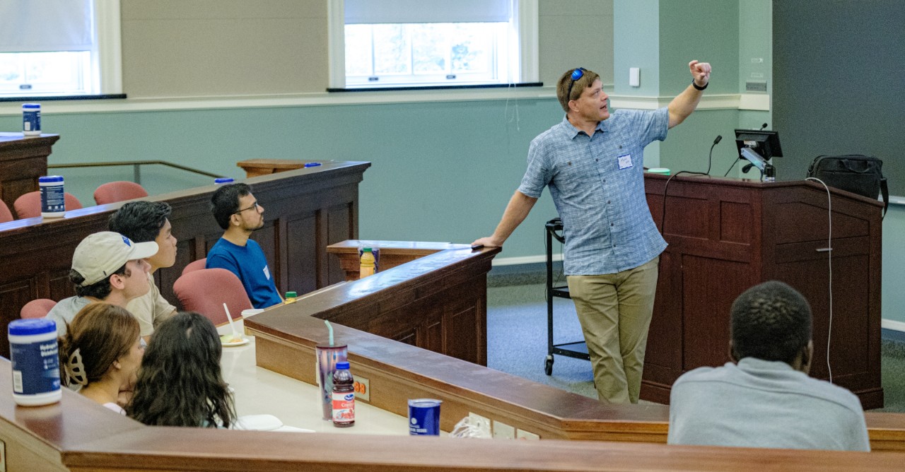 Quantum Science and Evaluation Program Director, Matt Doty, speaking with Students at a breakout session of the Fall 2023 Interdisciplinary Graduate Program Orientation.