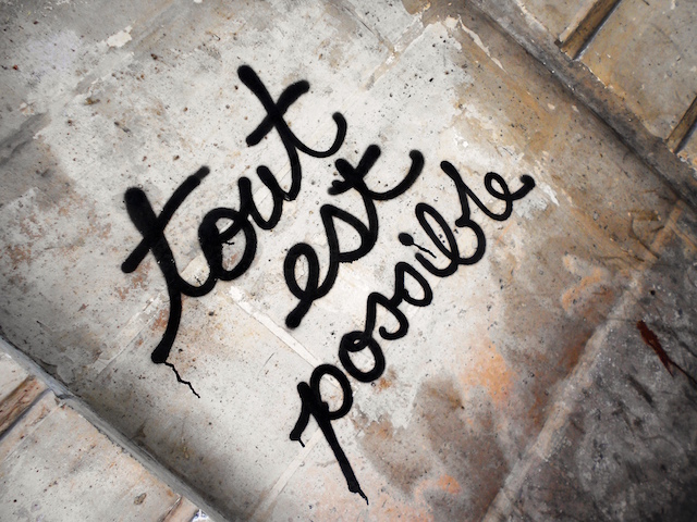 Graffiti written in French saying "Tout est possible"