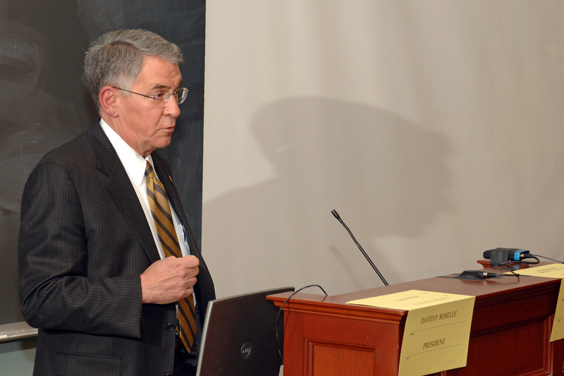 President David Roselle makes comments at his last Faculty Senate Meeting in 2007.