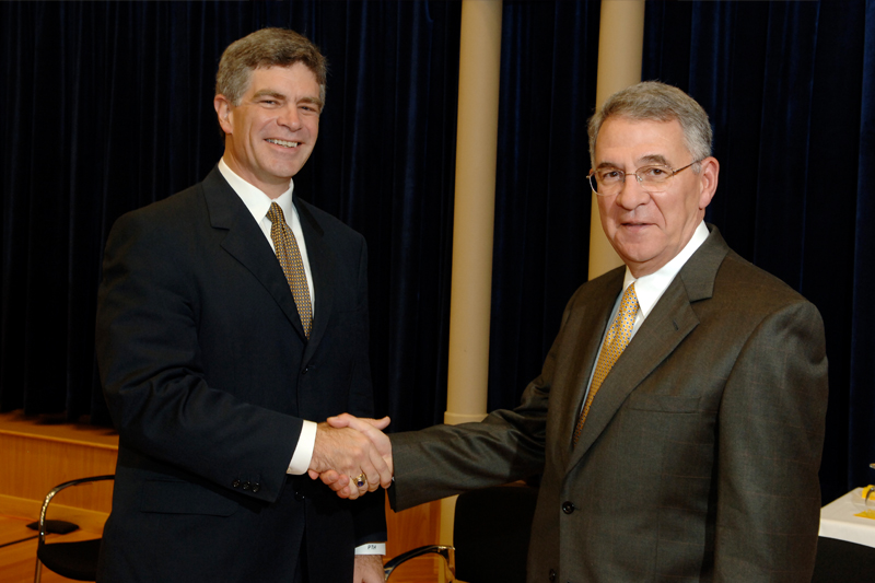 President David Roselle shakes hands with incoming President Patrick Harker at the press conference announcing President Harker’s hiring. 