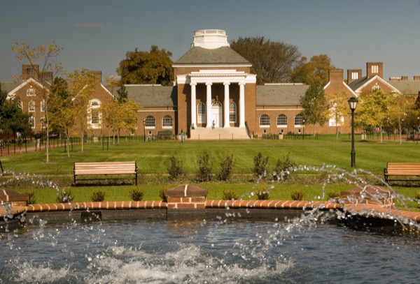 Fountain on University of Delaware campus