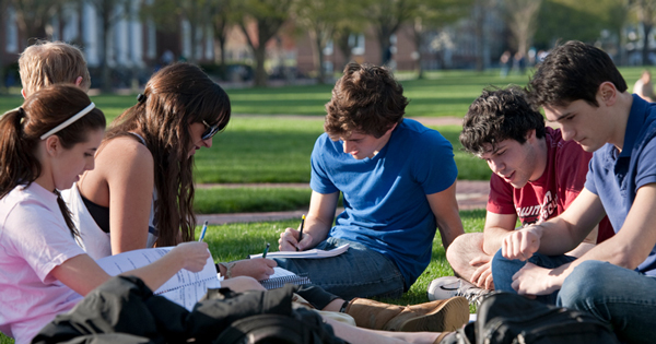 Generic photo of students on the The Green. Used for speed-reading story. 091217 students on The Green PCS-SpeedReading-campus-600x315