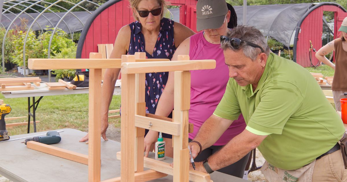 UD alumnus Dan Benarcik leads a chair-making workshop for students and faculty.