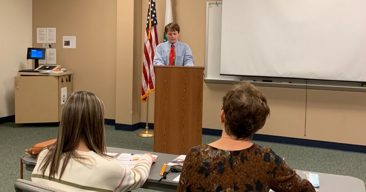 A Delaware 4-H member speaking for judges.