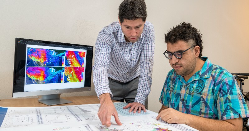 Rodrigo Vargas, pictured here advising UD alumnus Mario Guevara, earned the 2022 Piers J. Sellers Global Environmental Change Mid-Career Award from the American Geophysical Union.