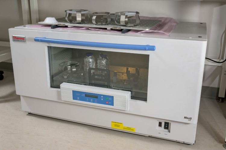 Thermo MaxQ 800 A Thermo MaxQ 800 in a lab.
