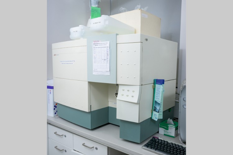 Beckton Dickinson FACSCalibur A Beckton Dickinson FACSCalibur in a lab.