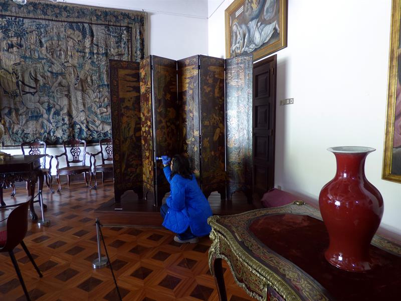 Petisca examining the Chinese Coromandel screen (MB74) at Museu Nogueira da Silva, Braga. Alumna examining the Chinese Coromandel screen