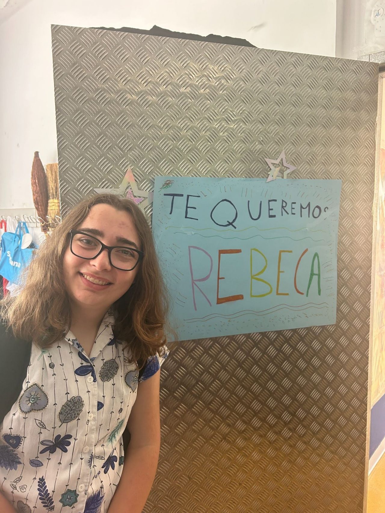 “We love Rebeca!” sign in the same room as the English Cáceres presentation from Colegio Dulce Chacón.