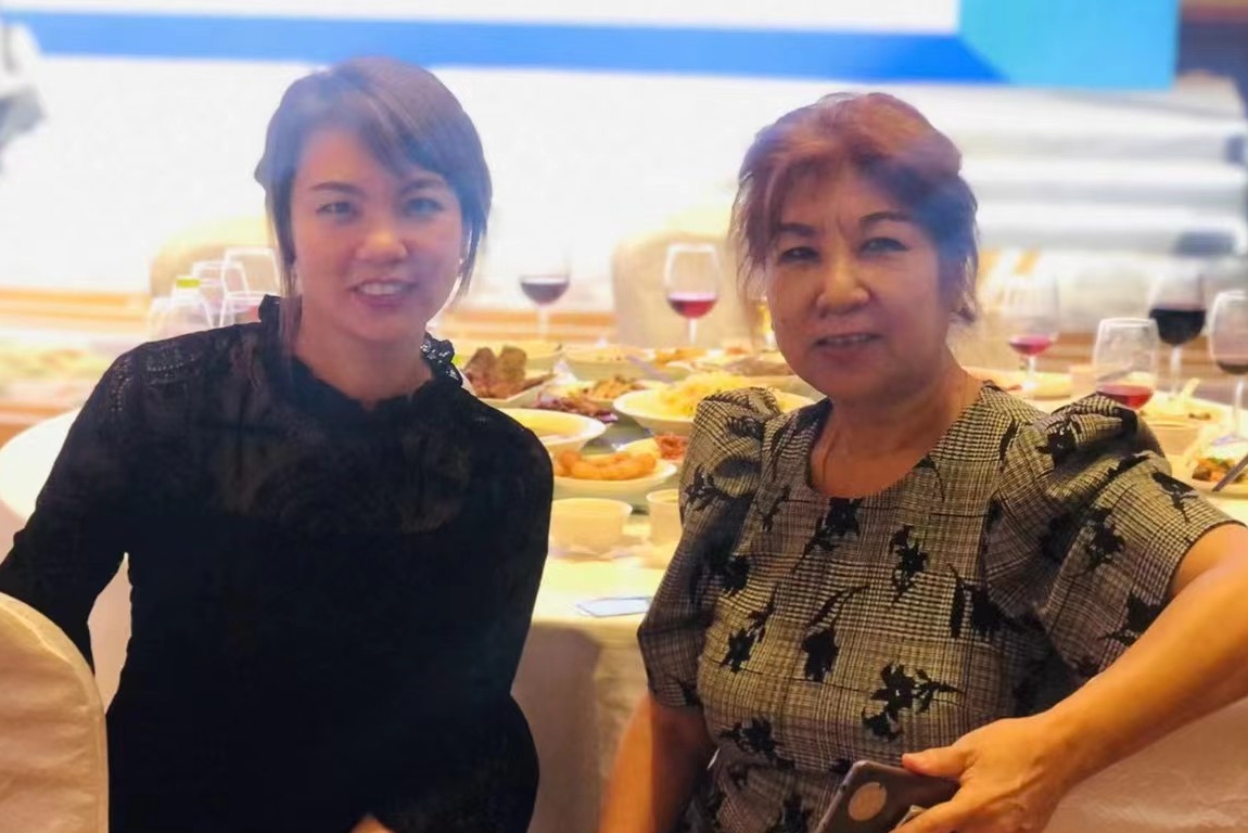 Emily Liu and Lanzhu Liu sit together at a banquet.
