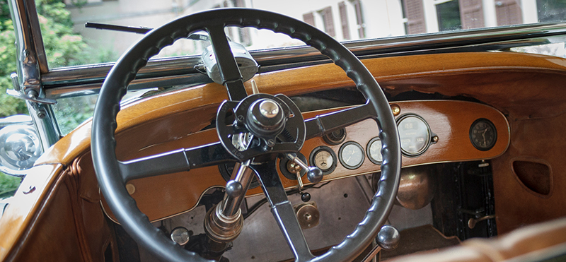 Dashboard of a historic car from 1927