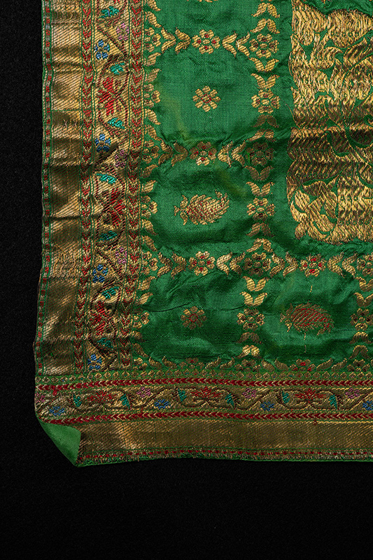 Detail of the shawl’s woven band with supplementary weft metallic wrapped threads