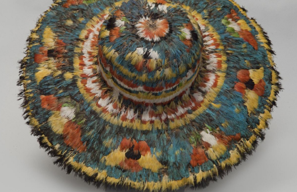 Feather-covered basket hat, before 1788. Huallaga Valley, Peru. Feathers, cotton thread, natural resin, vegetal fiber, 17 x 49 cm. Museo de América, Madrid.