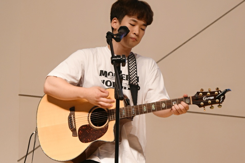 Hyunchan (Elliot) Kim, an A-UD alumni, plays guitar.