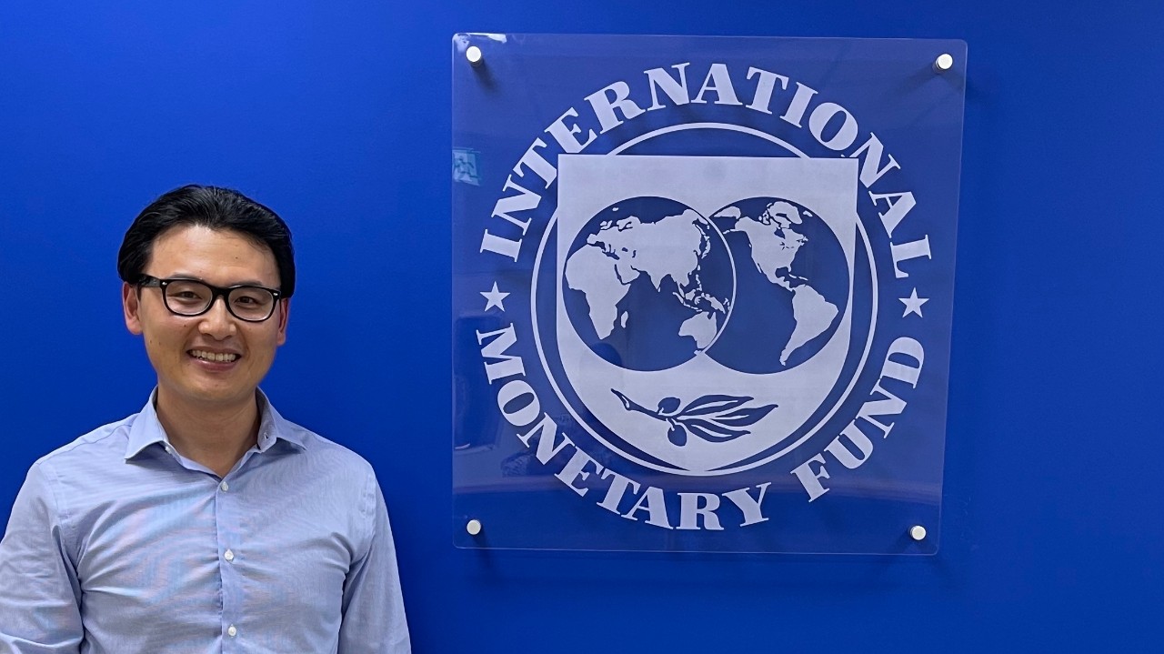 Meteorological economics UD assistant professor presents at the Seychelles to inform residents on risks of intense storms, sea level rise