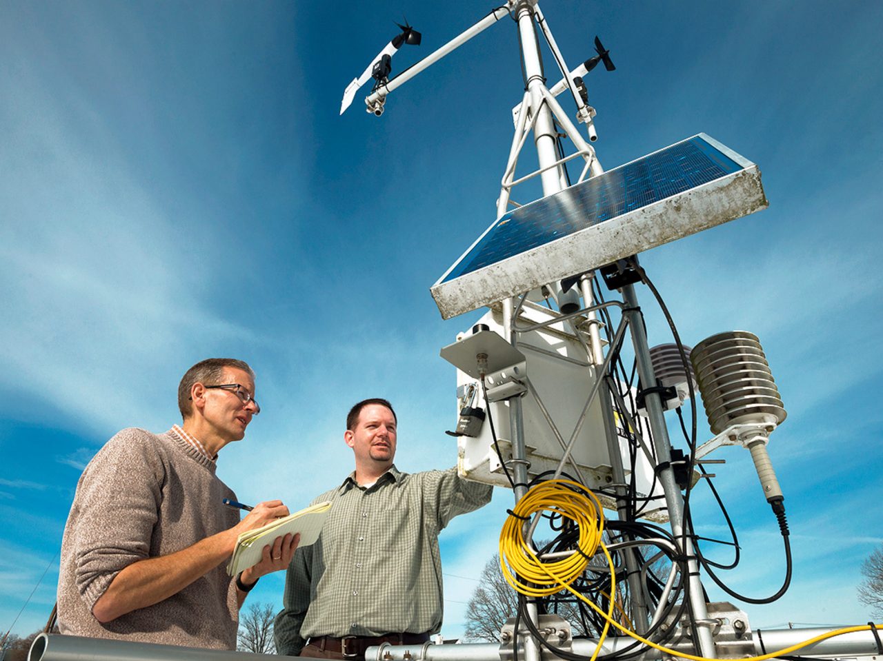 Delaware Environment Observing System - Brinson & Leathers Professors Brinson and Leathers next to a DEOS weather station