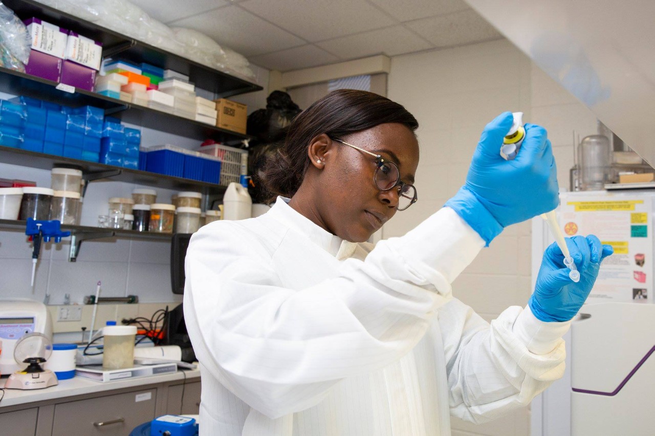 Ngozi Dom-Chima works with a pipette in a medical and molecular sciences lab