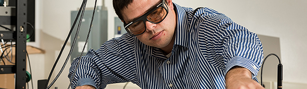 Mechanical Engineering Mechanical engineering grad student works in Spencer Lab.