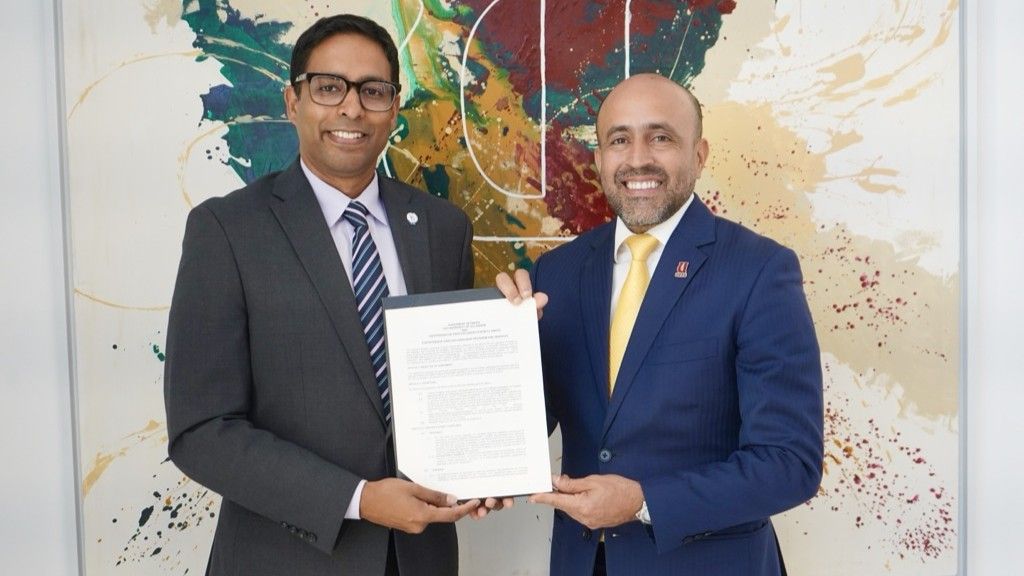 A delegation from UEES Equador holds an agreement with Dr. Ravi Ammigan, Vice Provost for Global Engagement