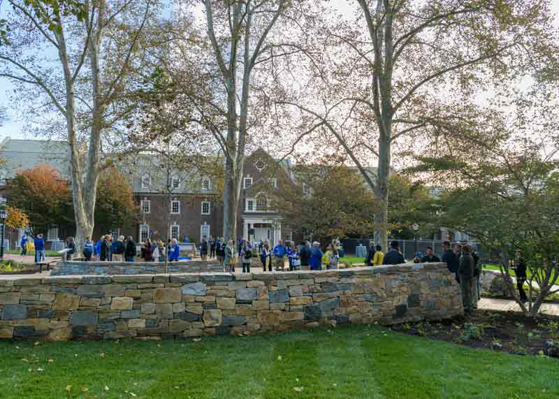 Photograph of the dedication of the Alumni Circle on the University of Delaware campus.