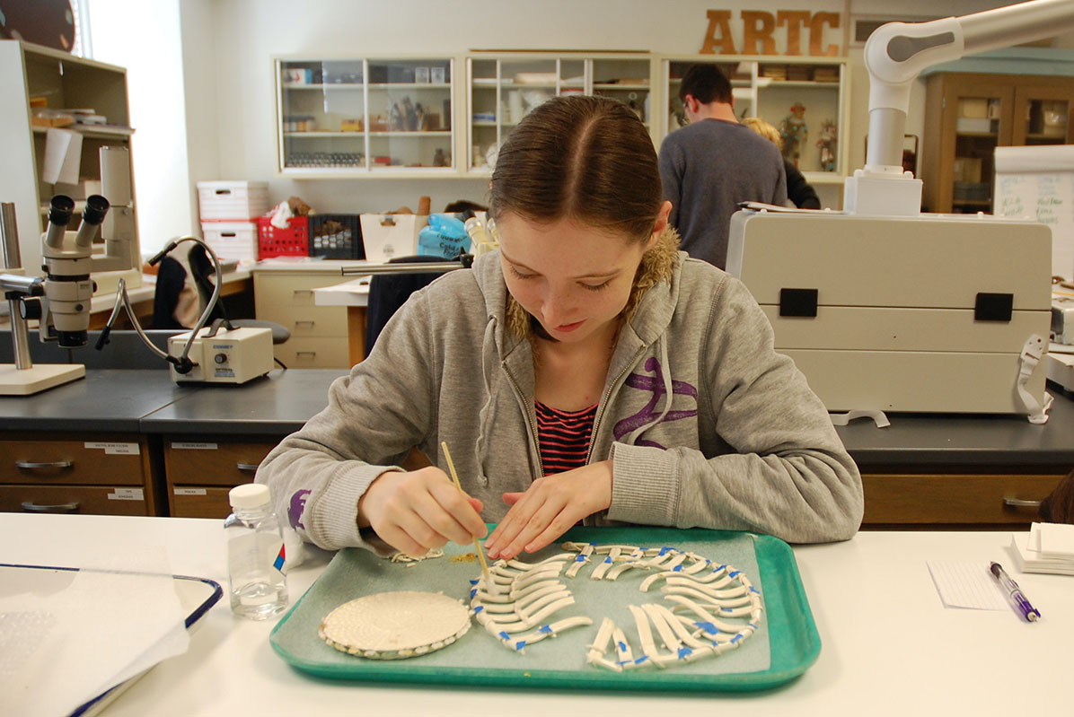 Kirsten Gobb ’20 cleans a Wedgwood creamware basket with deionized water during the senior capstone course in art conservation (ARTC 495). Image by Madeline Hagerman.