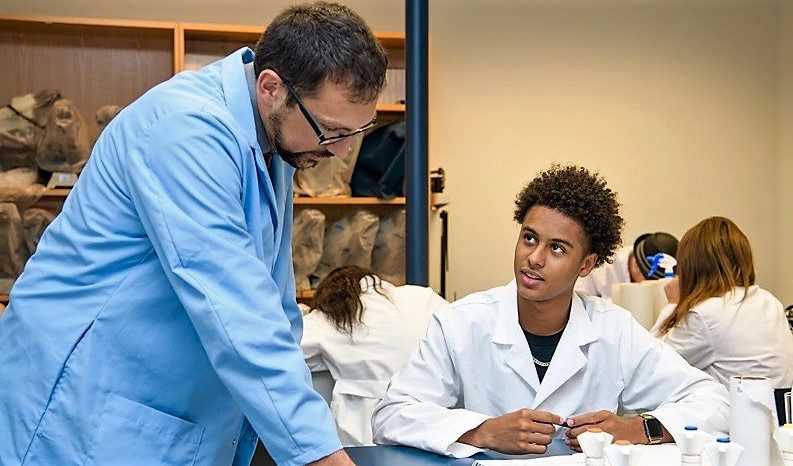 Biology professor and Associate in Arts student Biology professor and Associate in Arts student