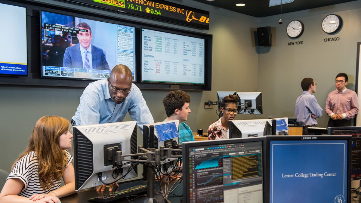 university of delaware business students working in our trading lab