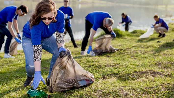 A photo students cleaning up plastic