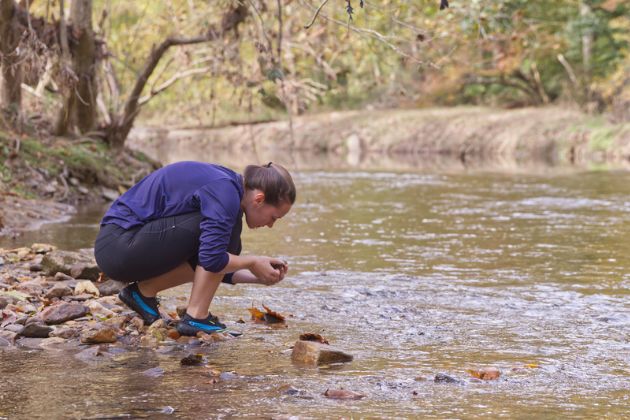 Students in Dr. Deb Delaney’s ENWC426 Aquatic Entomology class examine samples of aquatic insects.