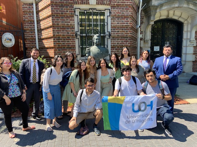 Twelve Chilean students pose for a photo during a field trip.