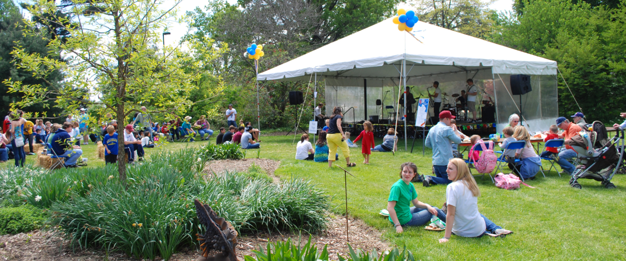 University of Delaware Townsend Hall front lawn demo tent