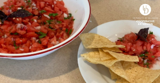 UNA FOTO DE SALSA DE SANDÍA CON PATATAS FRITAS