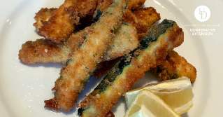  Una foto de patatas fritas de calabacín.