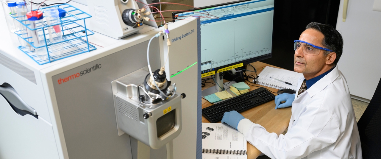 Deb Jaisi in the lab.