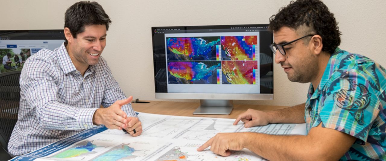 Rodrigo Vargas working with a graduate student Mario Guevara 
