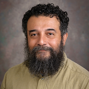 Headshot photo of Andrés León Araya