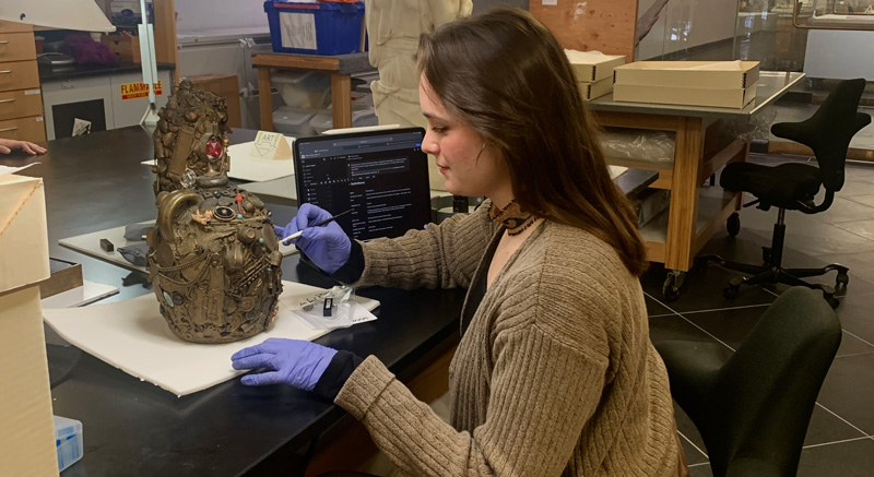 Leah examining the Memory Jug with Finial (SAAM 1986.65.310). (Photo: Dorothy Cheng)