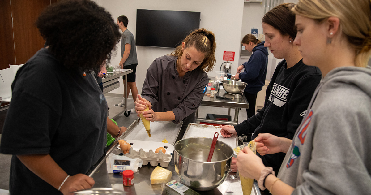 Description Jen Muzzi (Nutrition Outreach Coordinator, BHAN Adjunct Faculty, UD Dietetic Intern Preceptor) teaches a Friendsgiving themed Cook It Healthy course to undergrads in the Demo Kitchen in the Tower at STAR.
