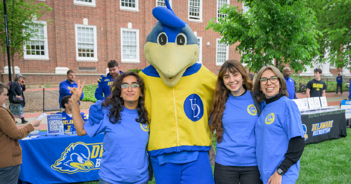 Students with YoUDee for I Heart UD Giving Day.