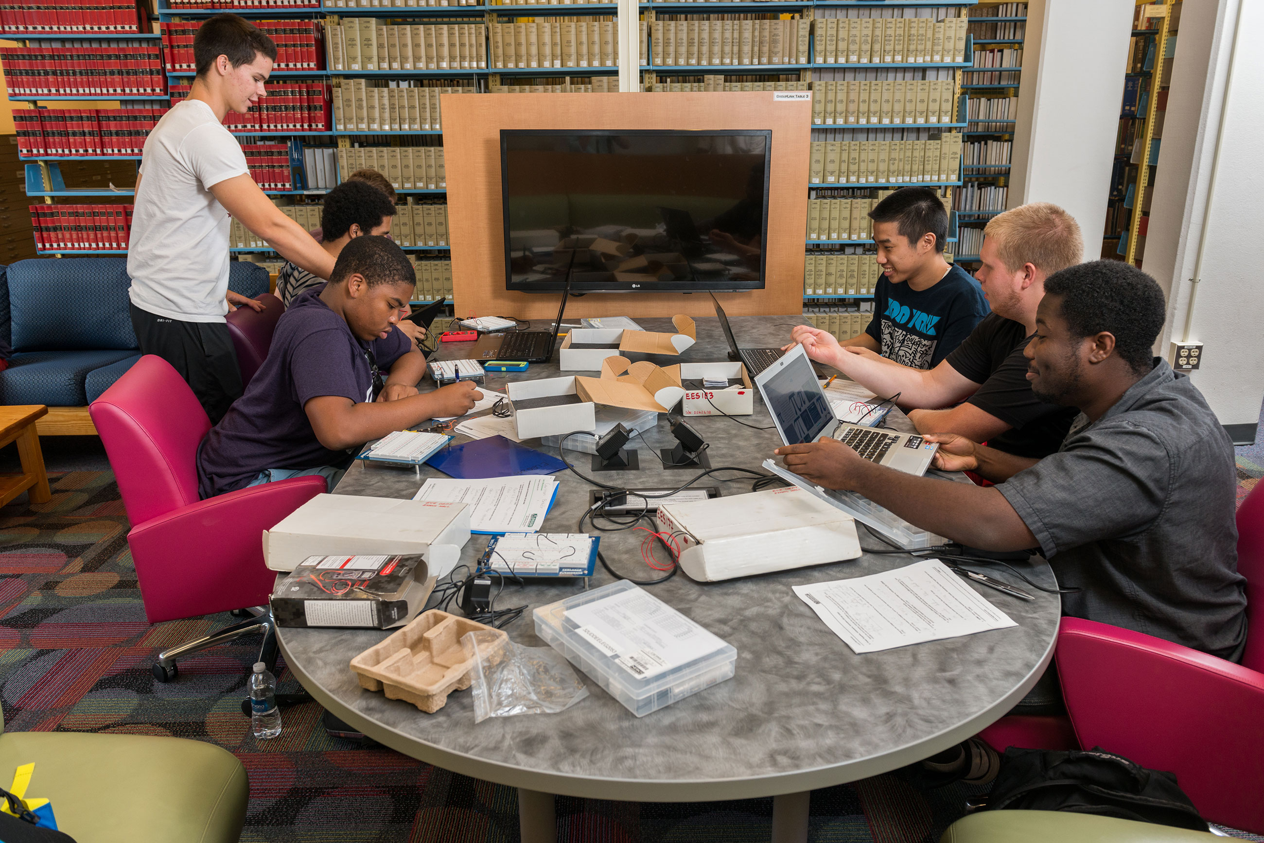 UD students study in the library 