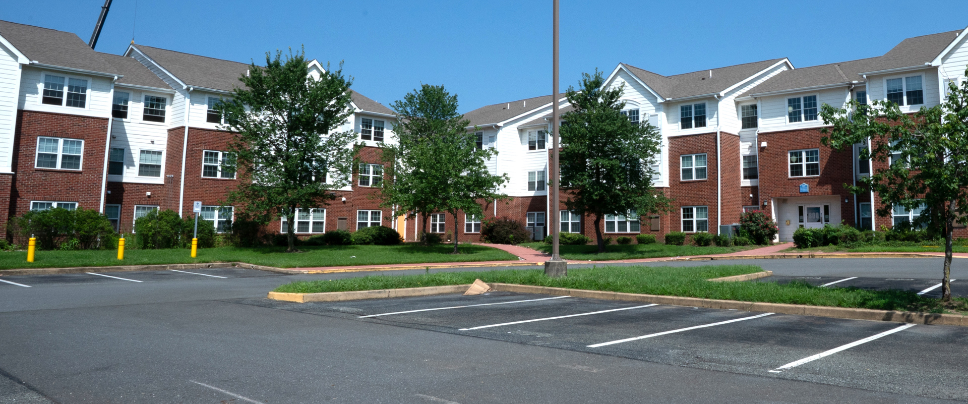 exterior view of 700s buildings at University Courtyard at University of Delaware.