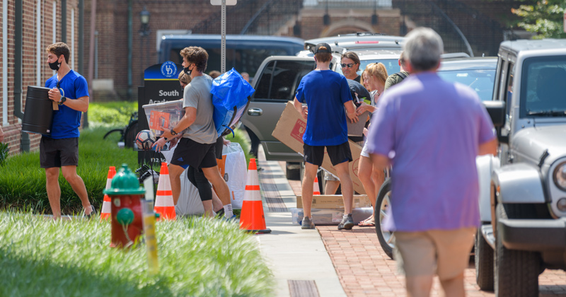 Volunteers help new students move into residence halls in August 2021.