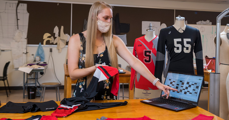Undergraduate research is a vibrant part of the student experience at the University of Delaware. Jenna Tomasch, a junior at the University of Delaware majoring in fashion design and product innovation, has been studying ways to improve athletic wear for women’s team sports.