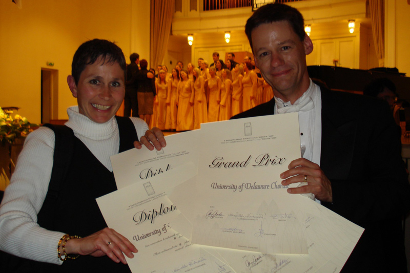UD Chorale Director Paul Head and his wife, Carol, stand with the Grand Prix award, earned during an international choral competition in Estonia in 2007, the group’s first international trip. 