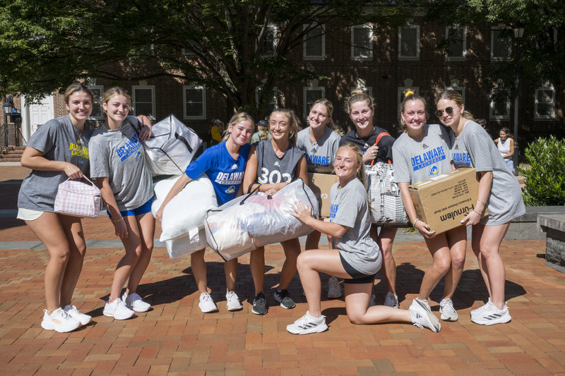 UD's Women’s Lacrosse team helps students move into the South Academy residence halls. 