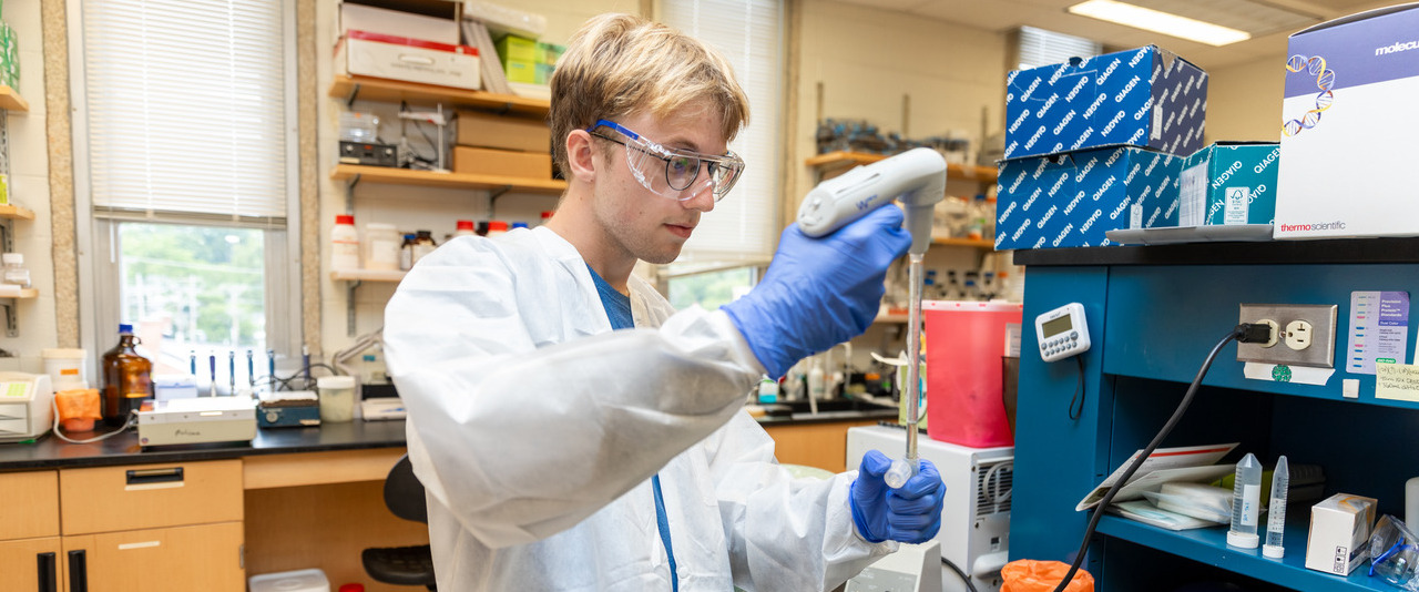 John Routzahn, who graduated from UD in 2024 with a bachelor’s degree in applied molecular biology and biotechnology, is now working as a postbaccalaureate research fellow at the National Cancer Institute, focused on RNA-targeted therapies.