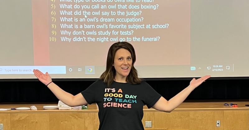 University of Delaware alumna and elementary science teacher Maria D’Aguiar Cobb shares owl jokes with third graders at Mount Pleasant Elementary School.