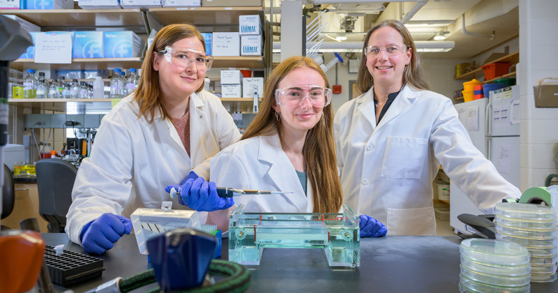 3 women in a lab